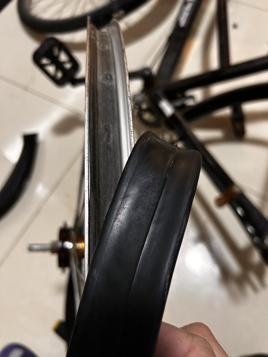 nullnone_nil's tweet image. 给爆胎的自行车更换轮胎，看起来简单，操作起来还挺麻烦的，不过最后还是成功解锁了这个技能🤣