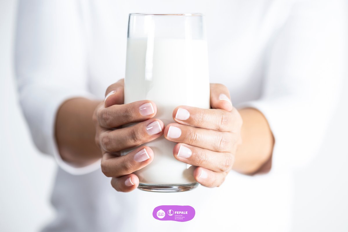 Un estudio de la Universidad de Oxford descubre que el calcio de los lácteos tiene un efecto protector en el colon. Ingerir un vaso de leche diario reduce el riesgo en un 14% y un yogur al día, en un 8%. 
🚫 En cambio, el alcohol y las carnes rojas aumentan el riesgo de tenerlo.