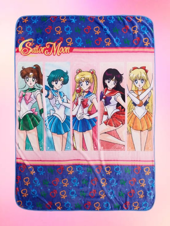 ✨🌙 USA MERCHANDISE 🌙✨

✨ Hot Topic: Sailor Moon R Sailor Guardian Throw Blanket (will be available soon)

Details sailormoonfannetwork.com/blog/hot-topic…