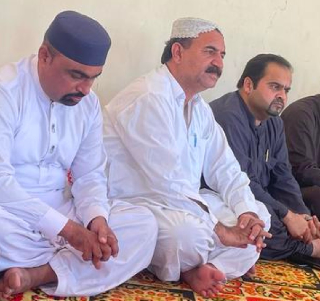 JamootIrfan's tweet photo. پارلیمانی سیکریٹری مائنز اینڈ منرل ایم پی اے محمد یوسف مرتضیٰ بلوچ سے ان کے نانا حاجی قاسم بلوچ کے انتقال پر ان کے آبائی گوٹھ فقیر محمد واڈیلو گڈاپ جاکر دلی تعزیت دکھ و ہمدردی کا اظہار کرتے ہوئے مرحوم نانا کی مغفرت، بلند درجات  اور ایصالِ ثواب کے لیے فاتحہ خوانی و دعا کی https://t.co/xyePn5ncTM