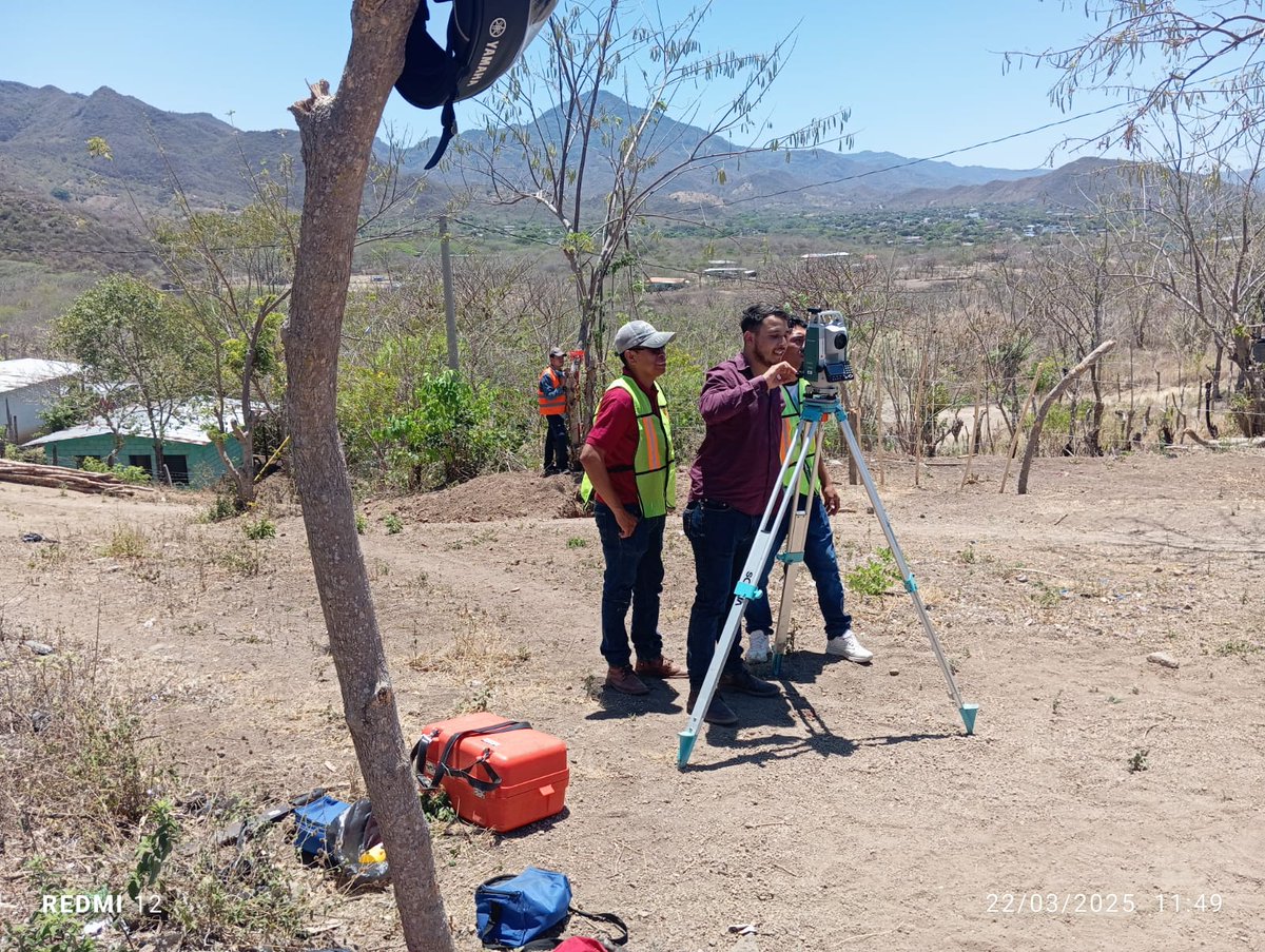 ¡𝗔𝗽𝗿𝗲𝗻𝗱𝗲𝗿 - 𝗛𝗮𝗰𝗶𝗲𝗻𝗱𝗼! ✅Estudiantes de la carrera Técnico General en Topografía, realizan prácticas "Replanteo de Solares de la Lotificación Bernardino Díaz Ochoa, del municipio de Somoto, de esta manera continuan con su formación técnica. #SoyTecNicaragua 👷🏼👷🏼‍♂️