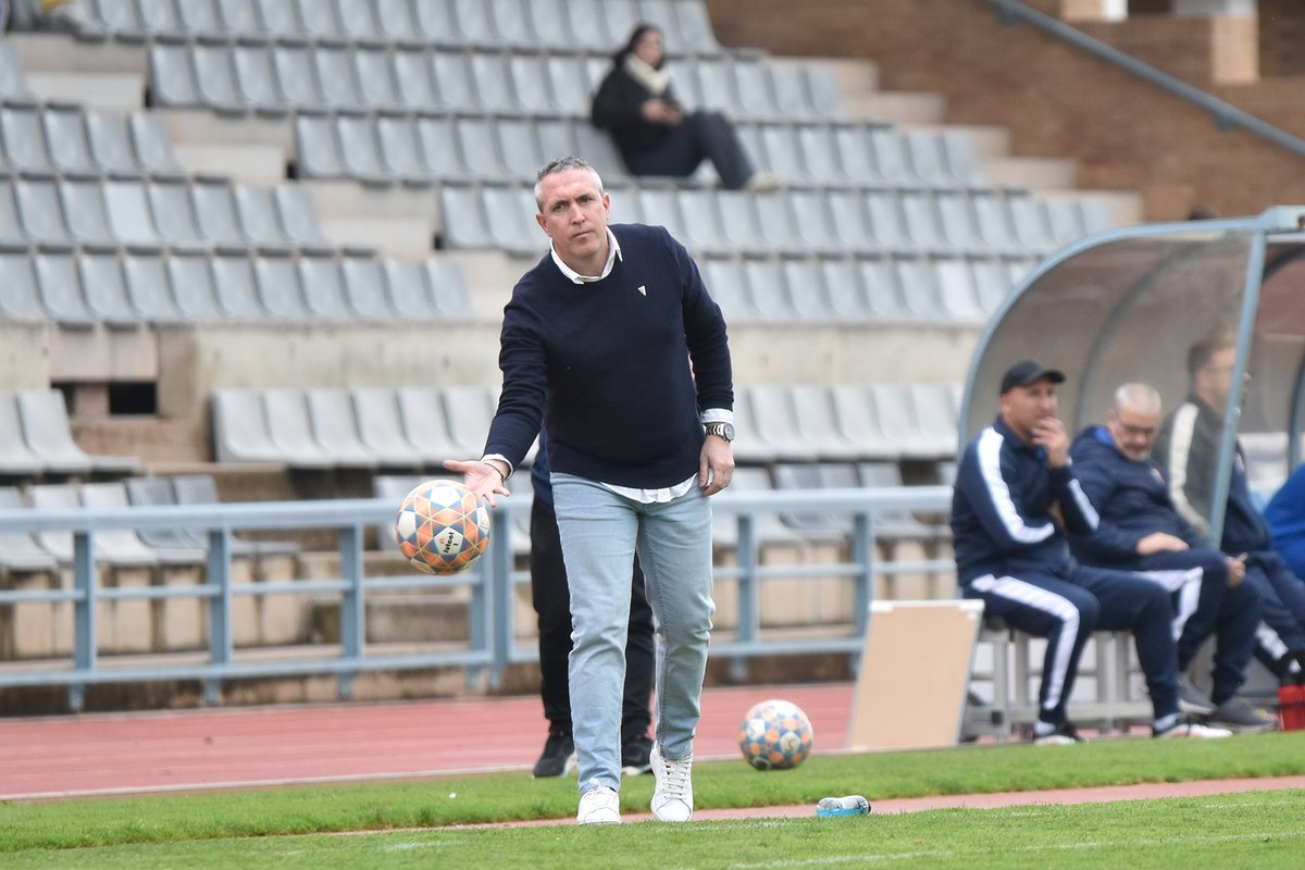 havokcfgava's tweet photo. Cal remontar-se a 1991 per trobar un debut d'un entrenador del #Gavà que no conegués la derrota en els seus primers 6 partits a la banqueta com ara ha fet Alfonso Ortega. Va ser Toni Llebaria (va sumar 7, amb 6 victòries i 1 empat) https://t.co/mmsh17EyMs