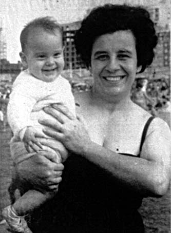 el_enfoque_'s tweet photo. Esther Ballestrino fue doctora en Bioquímica. También fue fundadora de madres de plaza de mayo, amiga de Jorge Bergoglio, militante incansable, desaparecida, secuestrada, torturada y asesinada por la dictadura argentina. Y paraguaya. Les quiero contar sobre ella. https://t.co/cvFSW8D2Qk