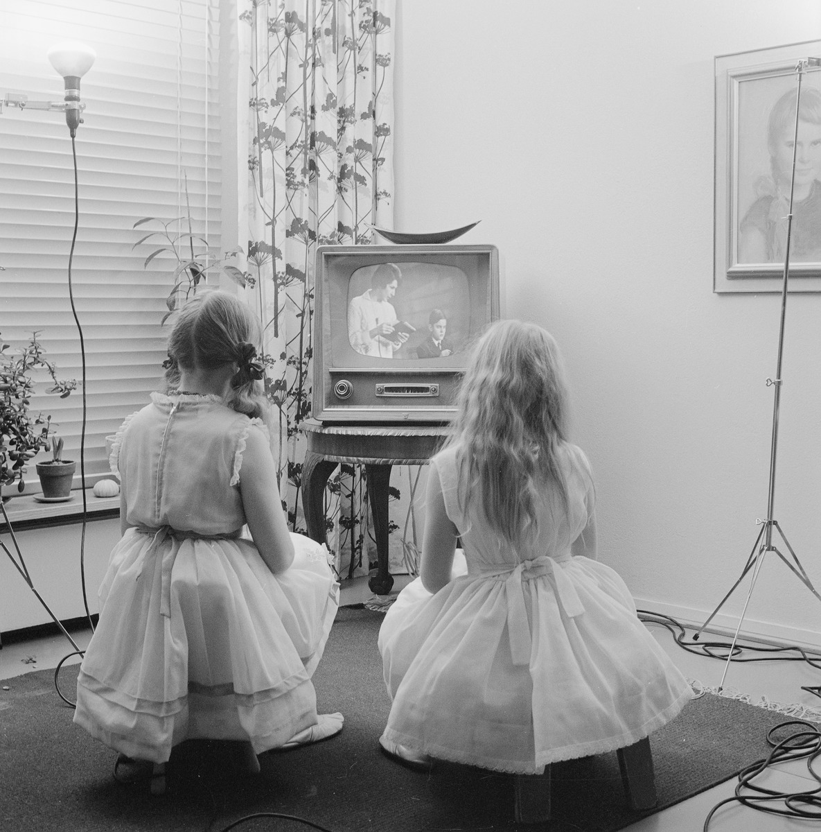 With the ERASMUS+ project Watching Videos Like a Historian coming to an end, we invite you to discover how it has equipped educators with the tools to foster students’ media literacy through #AudiovisualHeritage. Find out more #WatchLikeHistorians 
➡️ bit.ly/4hEMRr5