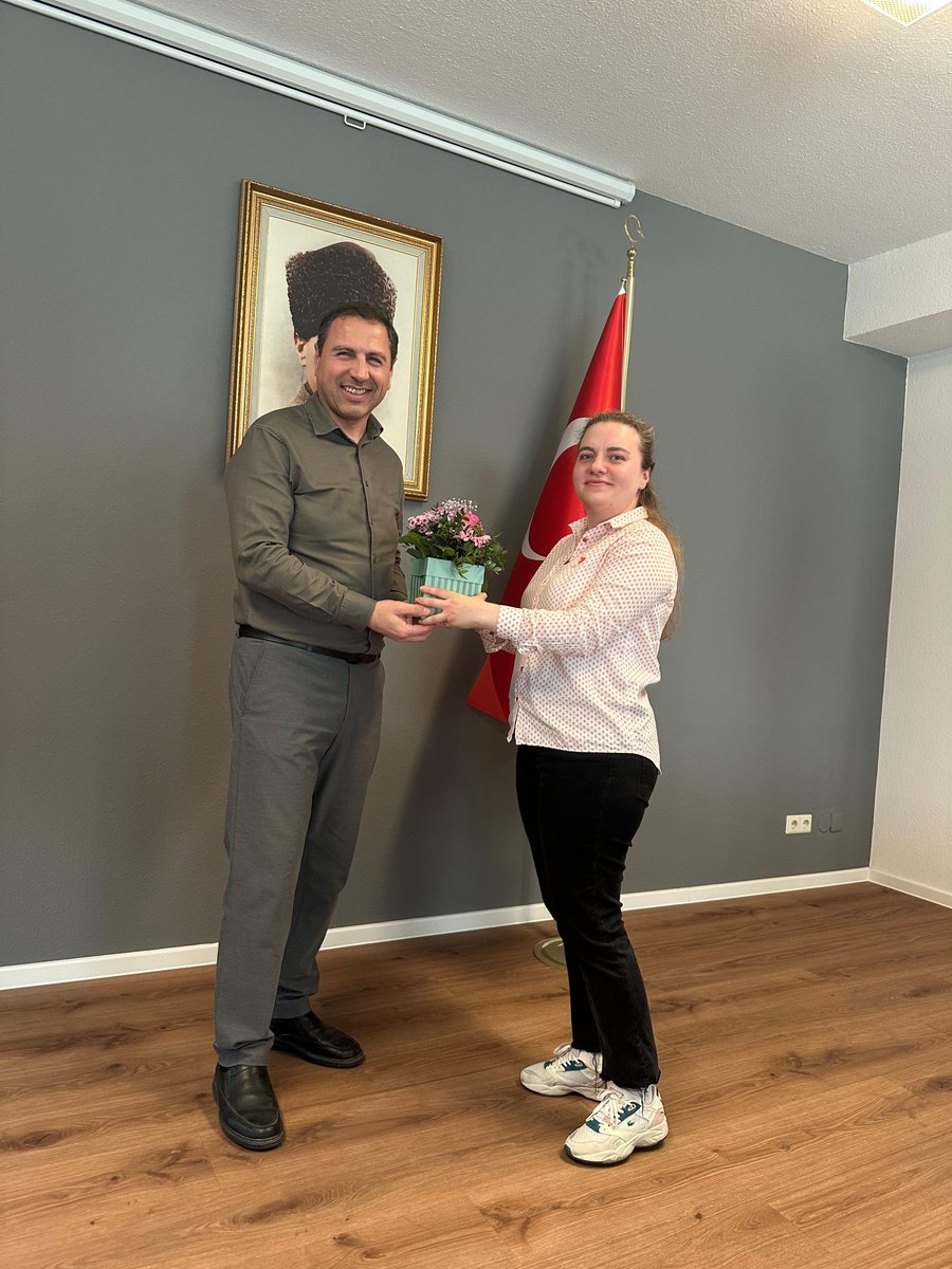 Görev bölgemizdeki çeşitli üniversitelerde öğrenim gören MEB bursiyerlerimiz, Eğitim Ataşesi Doç. Dr. Hasan Kazım Kalkan'a veda ziyaretinde bulundular. Kendilerine teşekkür ederiz.