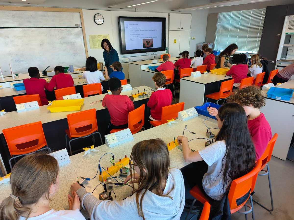 Alleyns_Science's tweet photo. Final Monday afternoon Science @AlleynsPartners  session of this school term. A total of 240 primary school students have visited over the year, for a total combined learning time of 1000 hours lead by our Year 12s students. #AlleynsSTEM #AlleynsScience https://t.co/WMnRqITE82