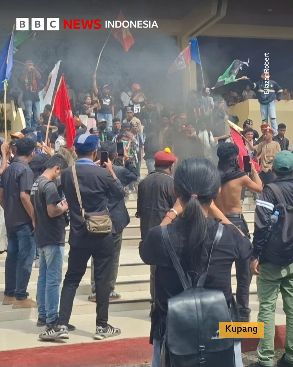 “Aku ditarik, dipukul dan diinjak-injak,” kata Ramdan dari Perhimpunan Pers Mahasiswa di Malang.

Aksi demonstrasi mahasiswa menolak Undang-Undang TNI di sejumlah kota diwarnai intimidasi, kekerasan, dan penangkapan oleh aparat.

Utas.
bbc.com/indonesia/arti…