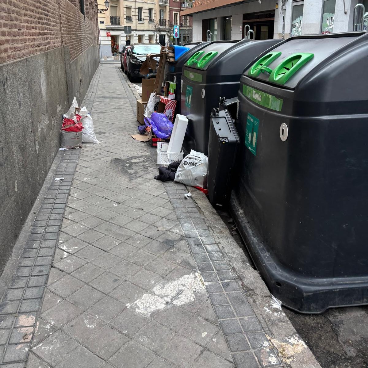 ElOrganillo's tweet photo. La calle #Raimundo Lulio, 6, sigue igual de sucia y descuidada, ¡esperamos que alguien haga algo al respecto! https://t.co/3BZShIllM6