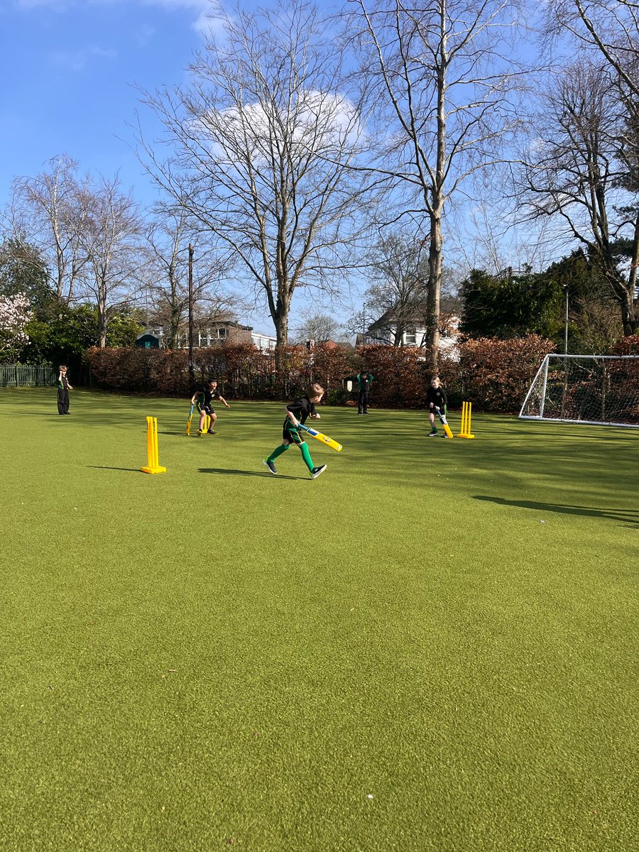 Year 3 and 4 showed some brilliant teamwork, communication and listening skills when playing diamond cricket in PE this sunny Monday afternoon!