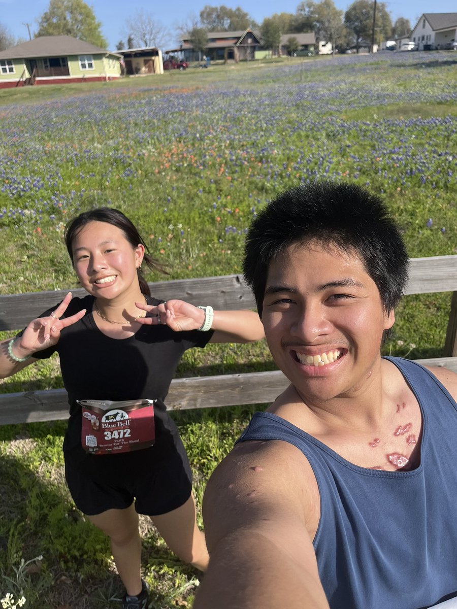 heyy0504's tweet photo. Why did i take a mid race selfie. . . I sold the sub 30 https://t.co/q0CG13eqPO