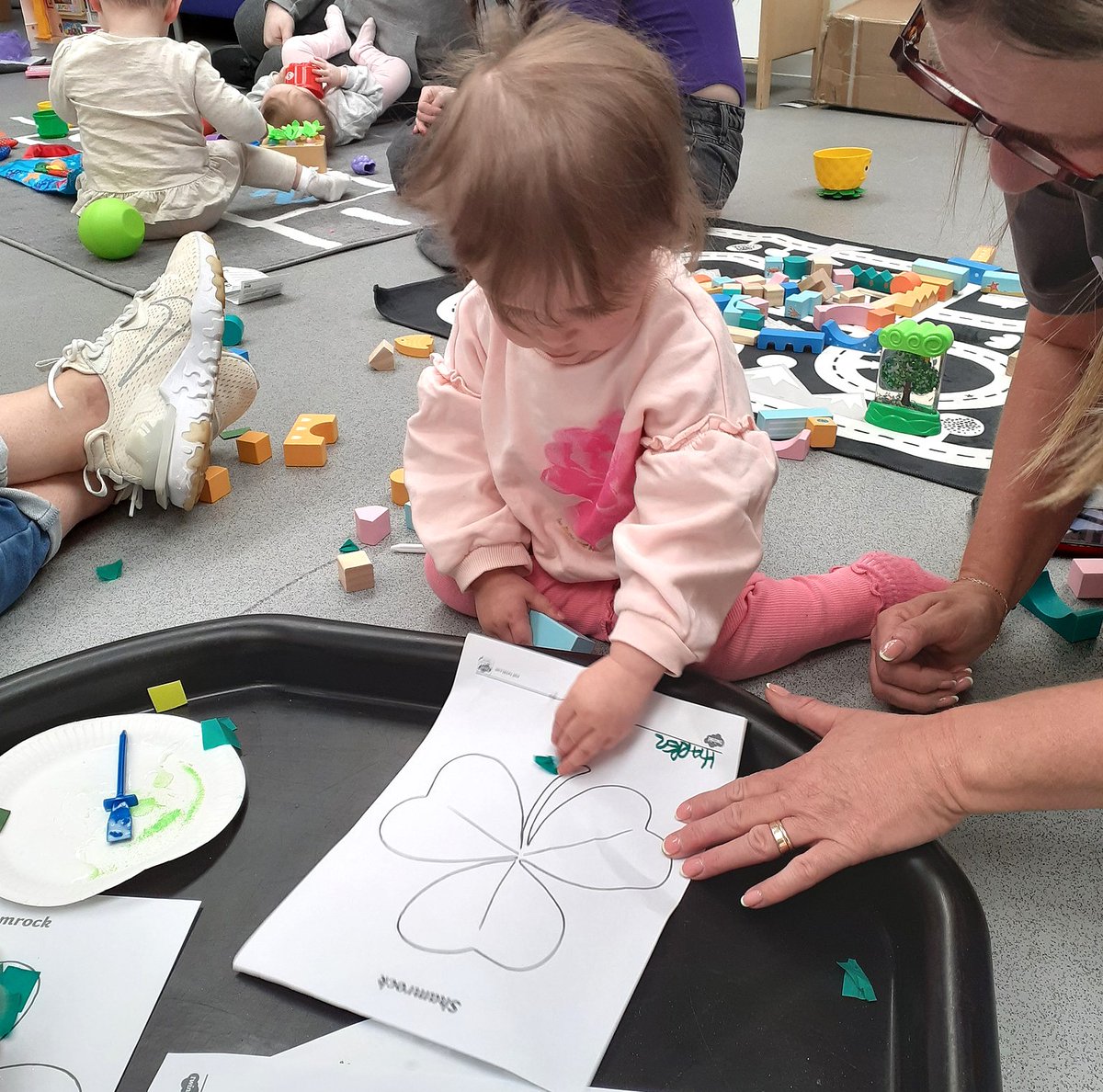 earlyyearsscot's tweet image. The children at our Stay Play and Learn in Renfrewshire marked St Patrick&apos;s Day last week with some glueing, sticking and finger tracing craft activities. Later we walked to the park while some of the babies enjoyed time inside with the sensory toys #playandlearning #outdoorplay