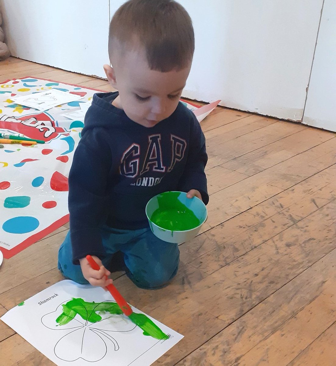 earlyyearsscot's tweet image. The children at our Stay Play and Learn in Renfrewshire marked St Patrick&apos;s Day last week with some glueing, sticking and finger tracing craft activities. Later we walked to the park while some of the babies enjoyed time inside with the sensory toys #playandlearning #outdoorplay