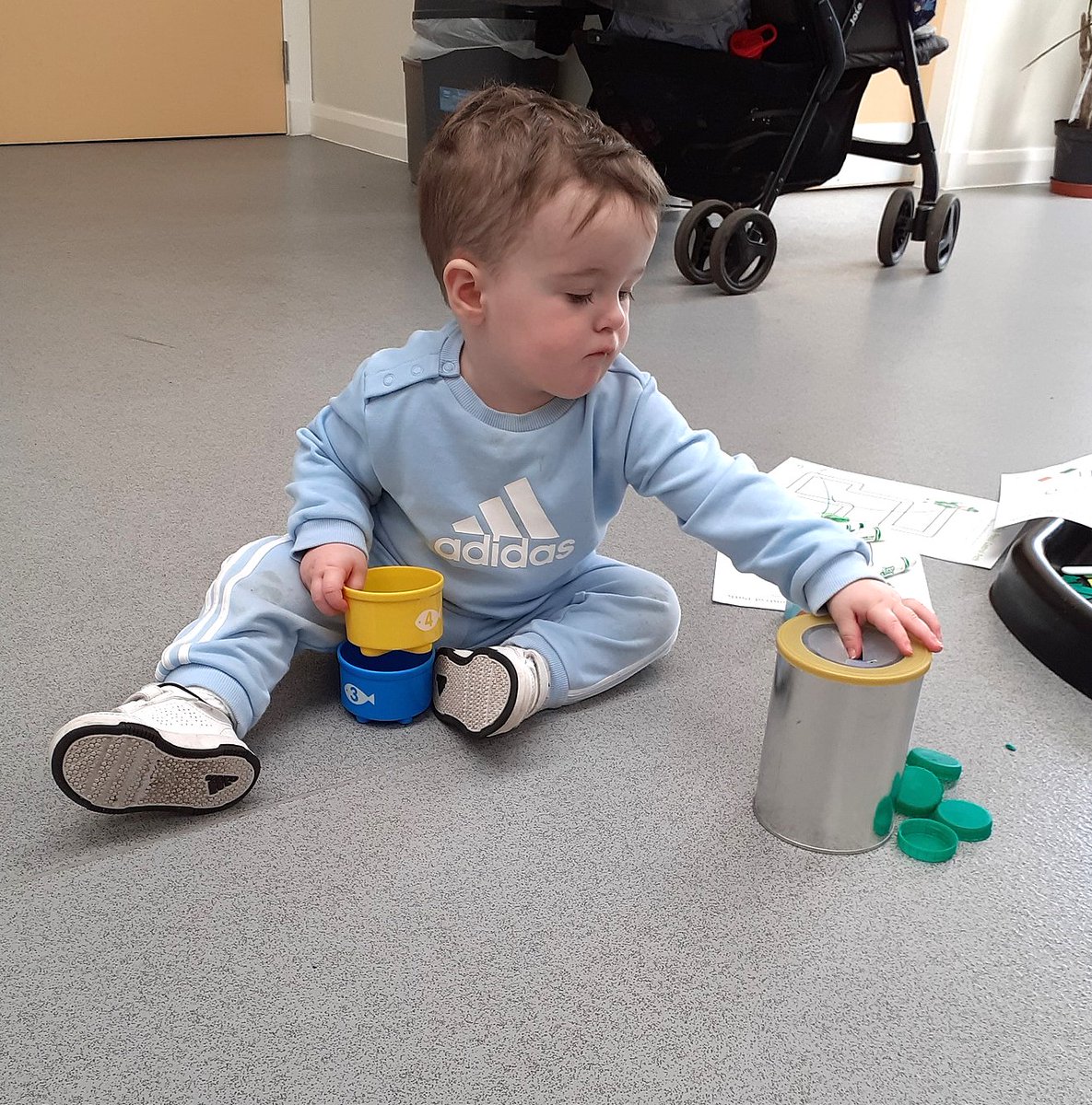 earlyyearsscot's tweet image. The children at our Stay Play and Learn in Renfrewshire marked St Patrick&apos;s Day last week with some glueing, sticking and finger tracing craft activities. Later we walked to the park while some of the babies enjoyed time inside with the sensory toys #playandlearning #outdoorplay