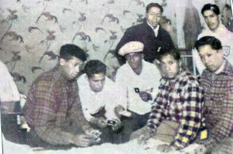 Guillermo Rivero arriba con los íntimos en la concentración en Montevideo.