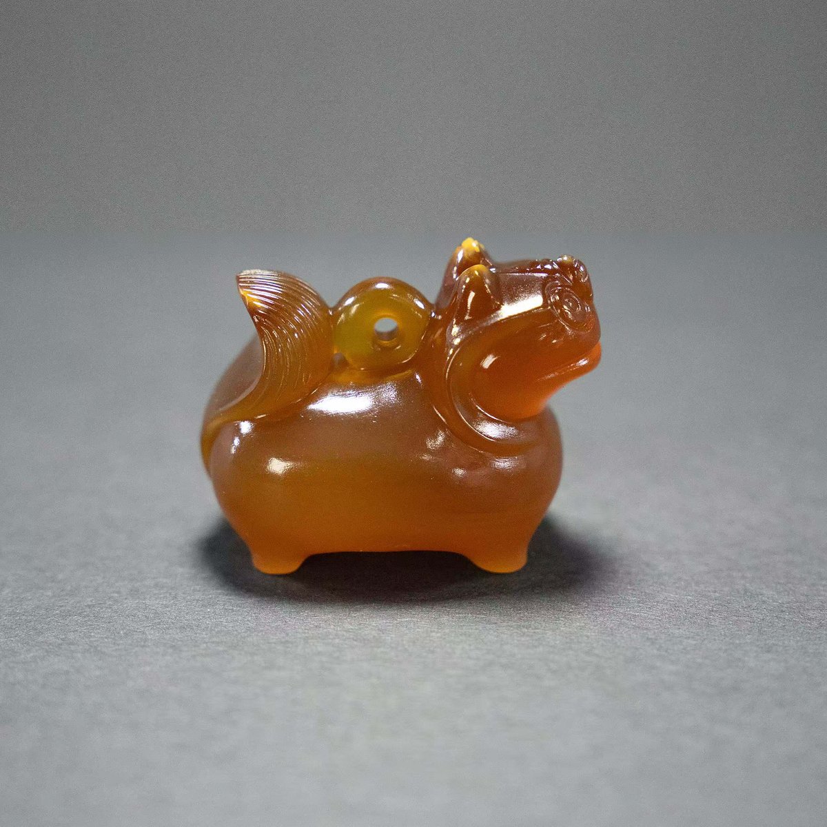 AgateLumin's tweet photo. 21, Chinese girl, born into a family of agate carving.
These little amulets carry blessings and stories.
Hope kind uncles from around the world like them! https://t.co/q1fxyAw3k2