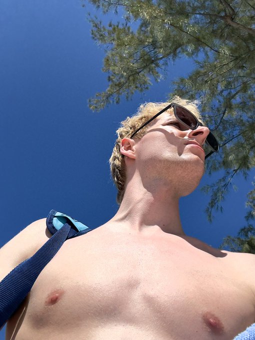 1 pic. Excuse the nipples https://t.co/sEER7a8oac