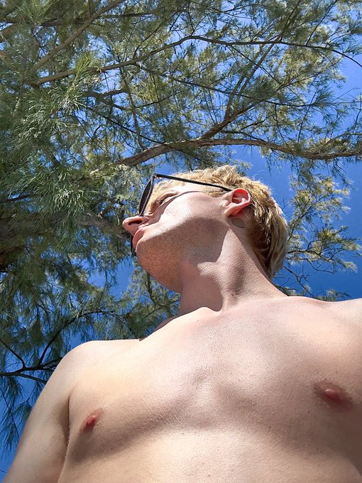 2 pic. Excuse the nipples https://t.co/sEER7a8oac
