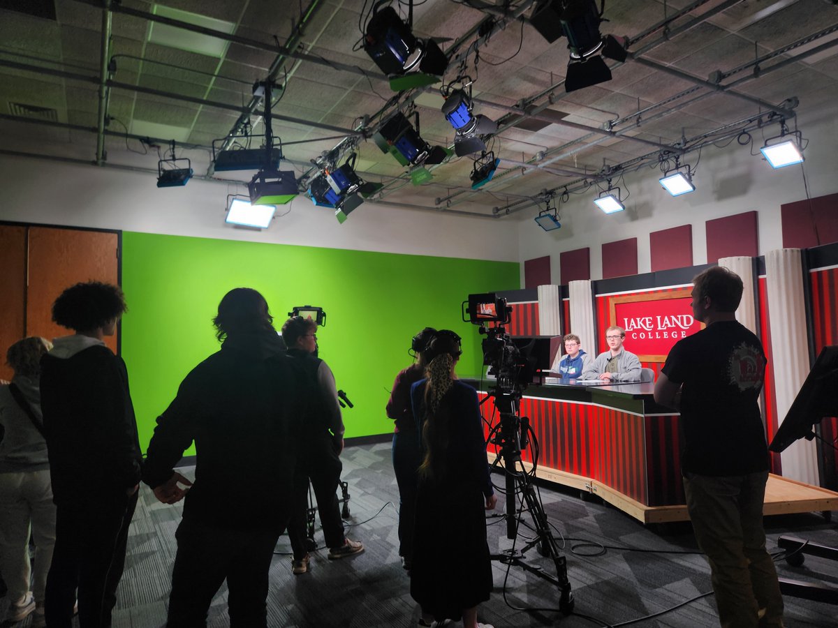 899themax's tweet photo. We had an amazing crowd on Friday for our Broadcast Open House! Thank you to everyone who stopped by to check out the Broadcast Department! https://t.co/zQ4EbS5aiV