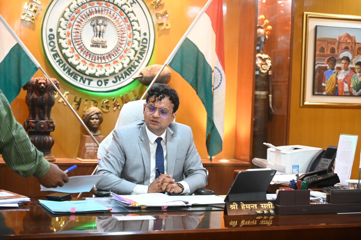 dc_sahibganj's tweet photo. 📢 जिला स्थापना समिति एवं अनुकंपा समिति की बैठक संपन्न!
➡️ 150 अनुकंपा मामलों की गहन जांच कर पात्र आवेदकों को नियुक्ति प्रक्रिया में शामिल किया गया।
➡️ शेष आवेदकों को दस्तावेज पूर्ण कर अगली बैठक में रखने का निर्देश। #GoodGovernance #TransparentAdministration @JharkhandCMO https://t.co/aopCpDSk6K