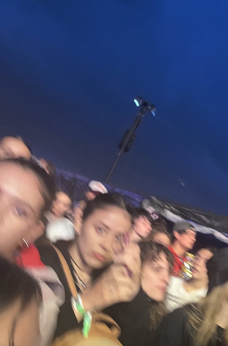 INTOODEEPSEAVEY's tweet photo. ayer estaba metiéndome entre la gente para ver a benson y una mina ME PEGÓ y me dejó speechless fue súper agresiva, me agarró de la mano para tirarme el celular???? me peleé pero después me dio un ataque de pánico porque jamás me había pasado algo así, dejo foto de la susodicha❤️ https://t.co/JcK9e5fjvM