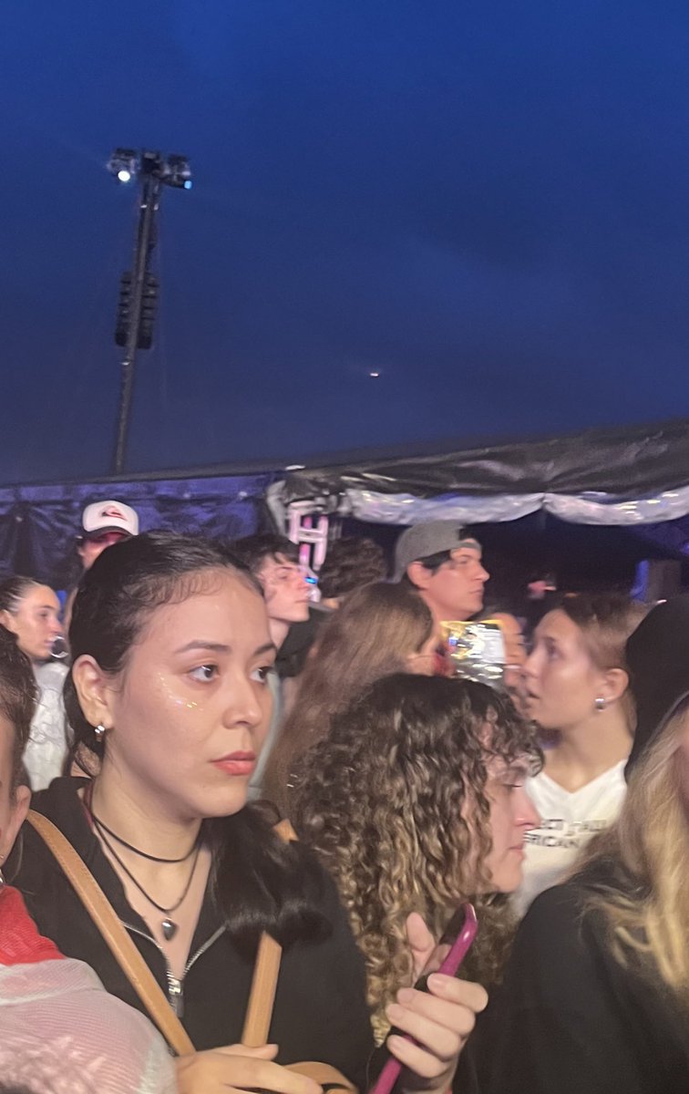 INTOODEEPSEAVEY's tweet photo. ayer estaba metiéndome entre la gente para ver a benson y una mina ME PEGÓ y me dejó speechless fue súper agresiva, me agarró de la mano para tirarme el celular???? me peleé pero después me dio un ataque de pánico porque jamás me había pasado algo así, dejo foto de la susodicha❤️ https://t.co/JcK9e5fjvM