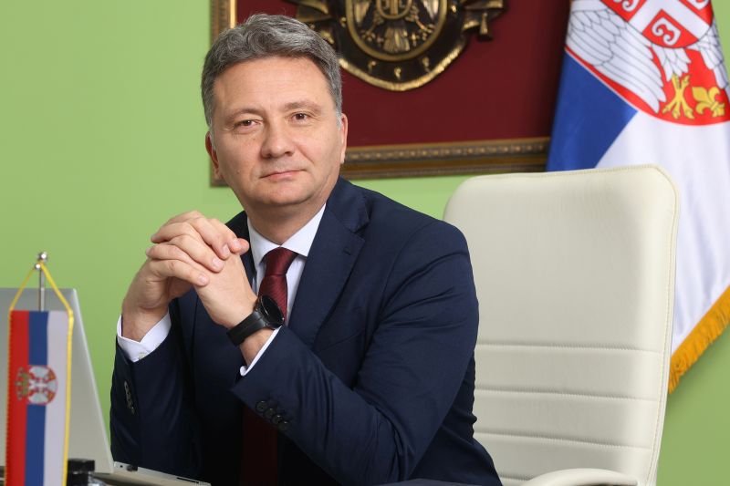 spec_savetnik's tweet photo. A što je Direkror kancelarije za IT juče čučao sa ćacijima na Zvezdari to nikom ništa! https://t.co/LkHzN0qyeY