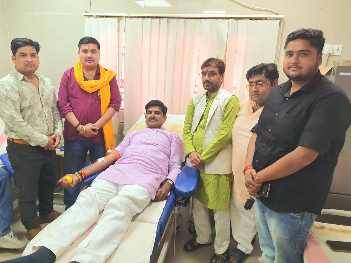BhaskarMis51480's tweet photo. निवर्तमान जिला अध्यक्ष आदरणीय अचिन मेहरोत्रा जी के जन्मदिवस के उपलक्ष्य में अंगवस्त्र व प्रतीक चिन्ह देकर शुभकामनाएं दी इस अवसर पर blood donation कार्यक्रम में भी प्रतिभाग किया ।। https://t.co/j1Nx5r6UUn