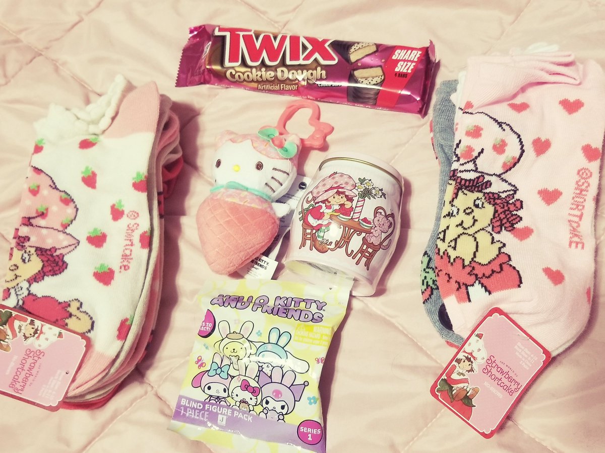 coffeec4at's tweet photo. Forgot to show this haul 😔 (I was so excited when I found the strawberry shortcake gummies omgg) https://t.co/FEMckupkVw