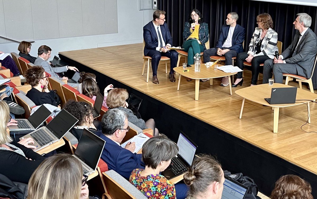 Le programme d'éducation à la vie affective et relationnelle, et à la sexualité, sera mis en œuvre dès la rentrée 2025-2026.

Aujourd’hui s'est tenue la première journée de formation pour près de 400 personnels encadrants : un moment clé pour faciliter la mise en œuvre effective