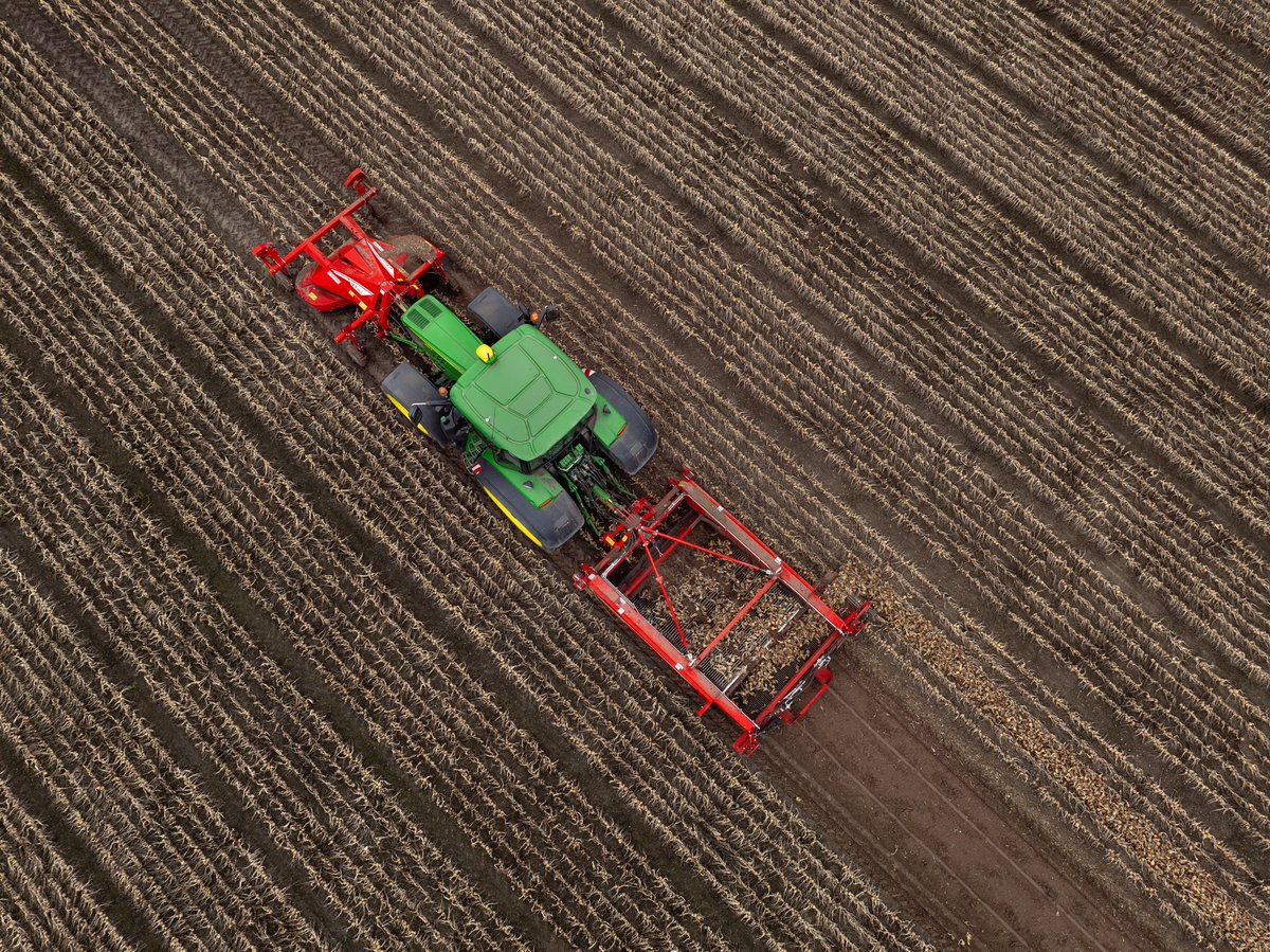 Possible uses of the cross conveyor on the WV 205 🧅
▪ Center deposit
▪ Side discharge
▪ Buffer bunker

#GRIMMEGroup #wv205 #onionharvester #agriculture #grimme #fieldoperation #onions #harvester #vegetablemachines