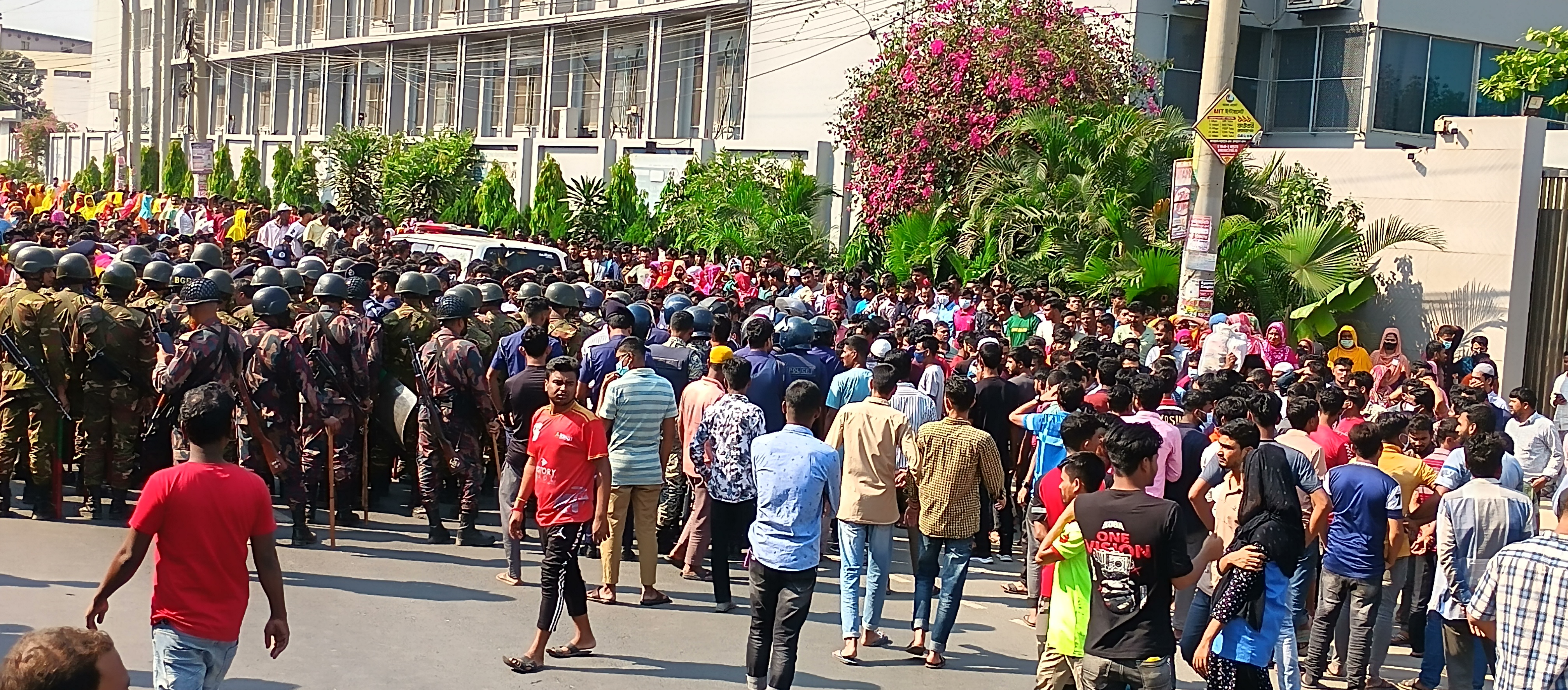 কালিয়াকৈরে ঈদের ছুটি বৃদ্ধির দবিতে মহাসড়ক অবরোধ করে শ্রমিক বিক্ষোভ