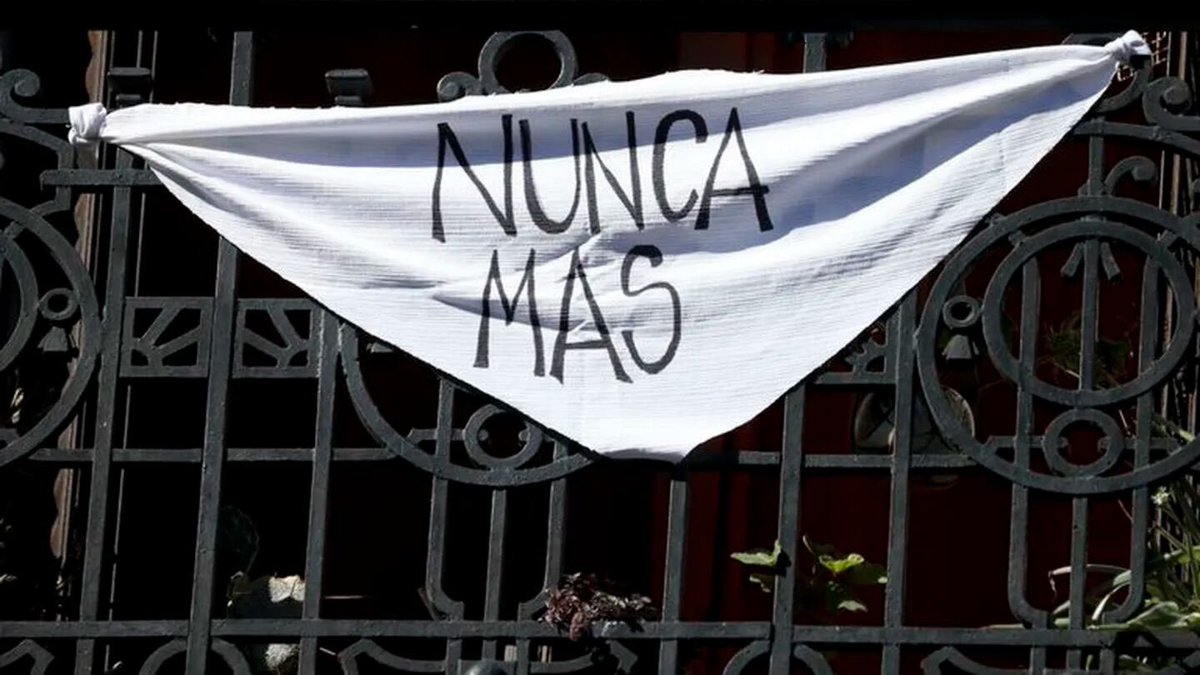 #NuncaMás Nada, ni nadie, va a impedirnos gritar bien fuerte que vivir en democracia es saber distinguir siempre la paz de la violencia. Memoria, verdad y justicia.

#24deMarzo