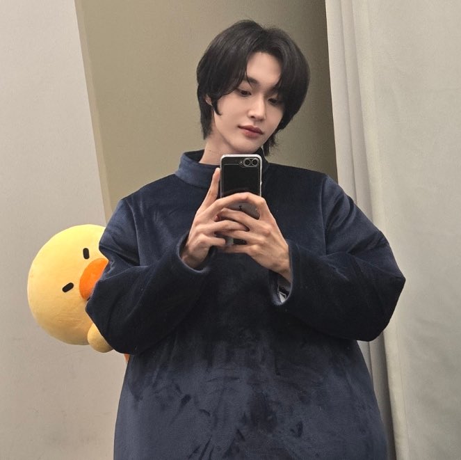 1beendesu's tweet photo. 🧡: 🐤 เหมือนว่าจะปีนขึ้นไปบนไหล่วอนบินเพื่อไปดูโทรศัพท์เลย
🎸: 🐤🦆 : เพราะอยากถ่ายรูปด้วยกัน

ดูวอนบินตอบดิ น่าลักโคตรอะ ㅠㅡㅠ https://t.co/3Y46DXvuIk