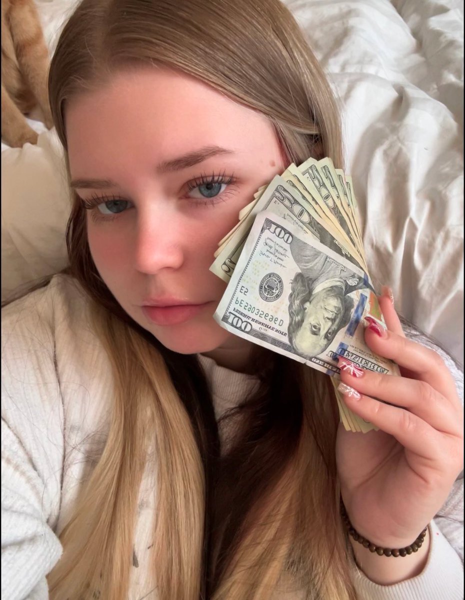 you can’t resist when i look this hot holding your money. 😻