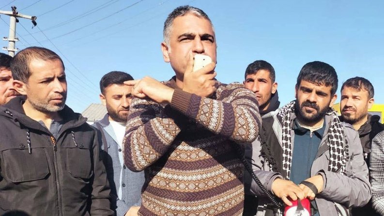 Günlerdir hukuksuzca tutuklu bulunan BİRTEK-SEN Genel Başkanı Mehmet Türkmen hakkında nihayet tahliye kararı verildi. Mehmet Türkmen, Antep’te düşük ücretlere ve kölelik koşullarına karşı direnen işçilerin yanında olmaya, mücadeleyi büyütmeye devam edecek.

Patronların