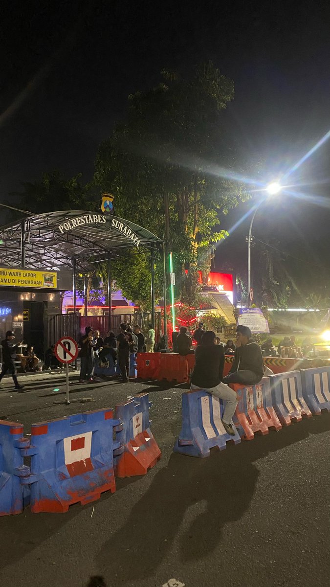 YLBHI's tweet photo. Kabar terbaru dari Surabaya  

Pengacara publik dari @LBH_surabaya telah sampai di Polrestabes Surabaya tetapi penyidik menghalang-halangi pemberian akses bantuan hukum pada massa aksi yang ditangkap.  

Tolong pak @ListyoSigitP @ahriesonta @PolrestabesSby berikan akses bantuan hukum sekarang juga!