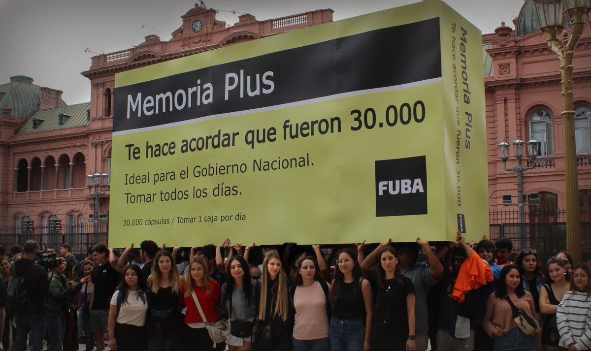 somoscorta's tweet photo. La Federación Universitaria de Buenos Aires llevó un remedio gigante a Plaza de Mayo para que el Ejecutivo "recupere la Memoria de que fueron 30.000" y Lucille Levy, consejera superior de la UBA, criticó: "El Gobierno niega que fue un plan sistemático de desaparición y tortura".