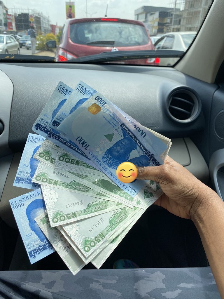 Sarkideyforyou's tweet image. Can you wear bathroom slippers to the market for just 100k