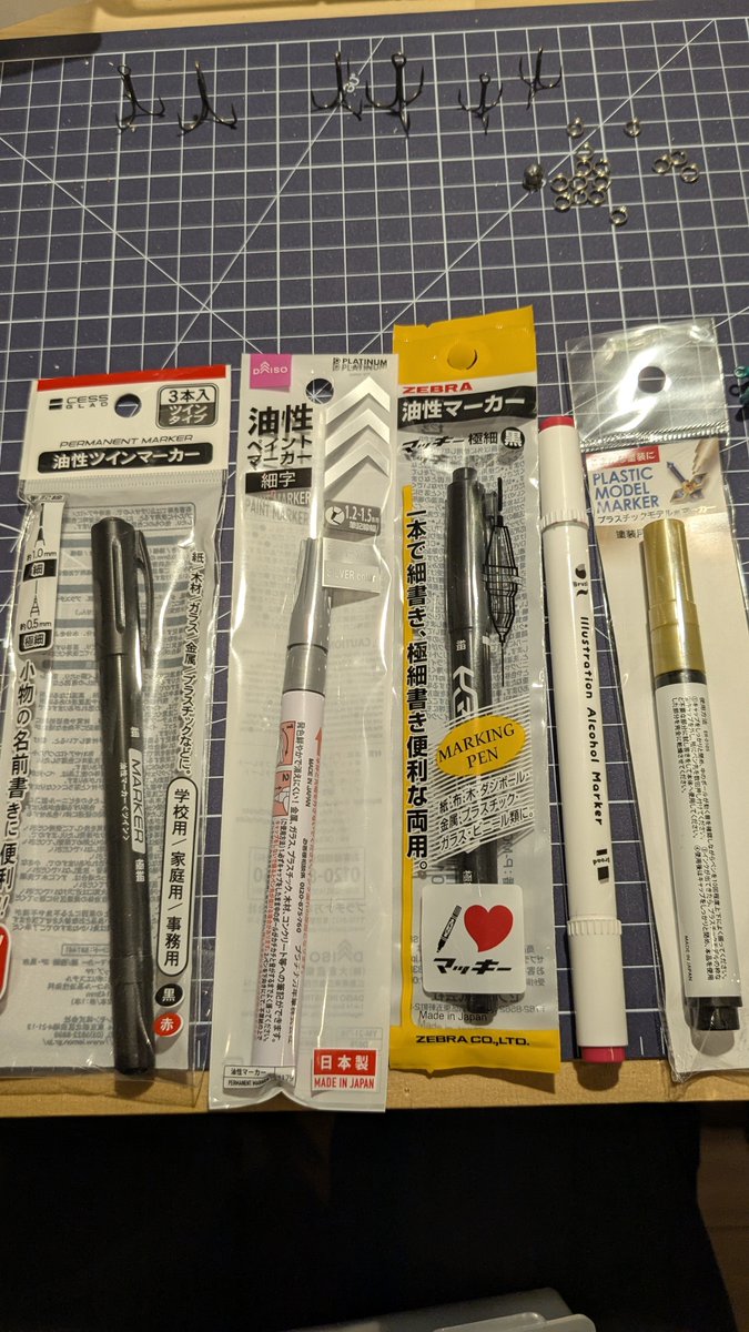 yass010111's tweet photo. ガンダムマーカーエアブラシシステム
純正以外なら
下地はダイソーか三菱のペイントマーカーがいい。
ただ油性���料なので少し臭い。
セリアプラ用マーカーは凄くいい。
マッキーは先が細く真っ直ぐ飛び辛い。
同じアルコール系油性染料の百均のツインマーカーは吹きやすい。
黒赤のみだが3本110円。 https://t.co/qROO39kVwz