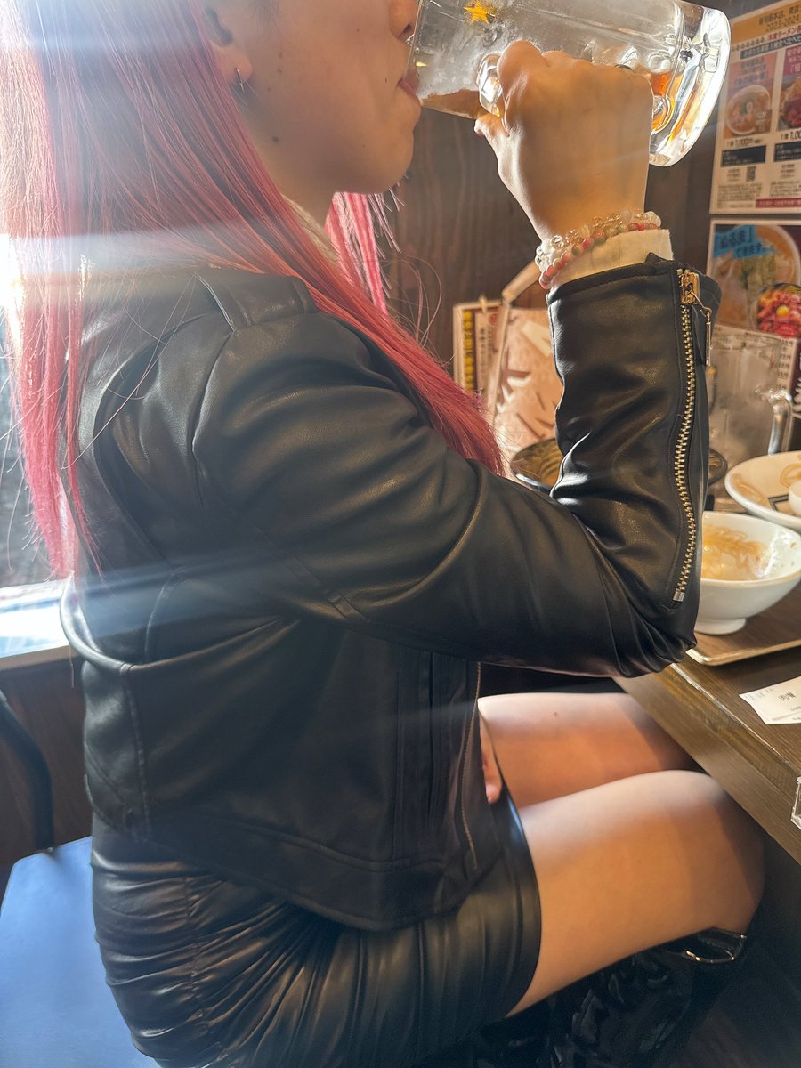 yuu19891010's tweet photo. 再アップ
見た人は拡散するんだよー😘
昼からレザーちょうどいい気温
からの🍜 https://t.co/8J3WZFErRg