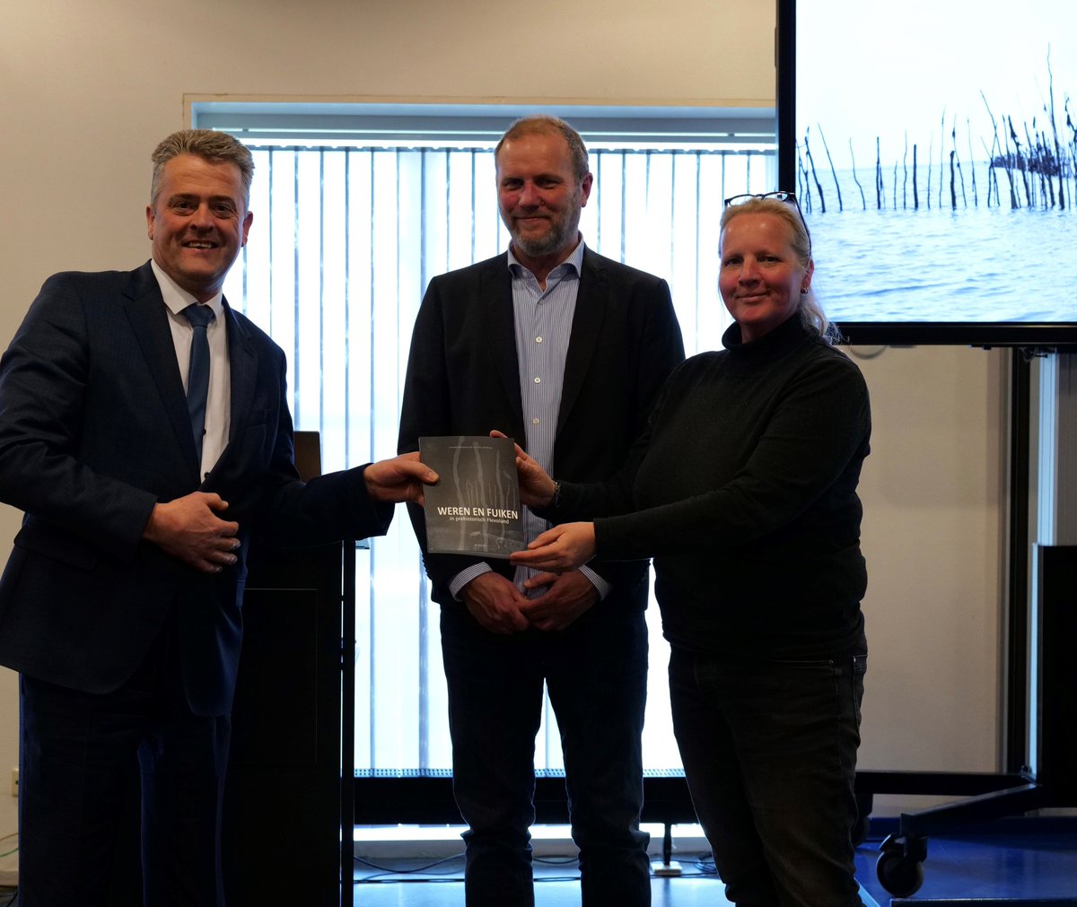 FlevoNieuws's tweet image. Ontdek de verborgen #geschiedenis van #Flevoland! De nieuwe publicatie van BLKVLD uitgevers onthult de innovatieve vistechnieken van onze voorouders en de rijke geschiedenis van dit 'nieuwe land'. Het boek is te bestellen via: blikvelduitgevers.nl/product-page/wโฆ