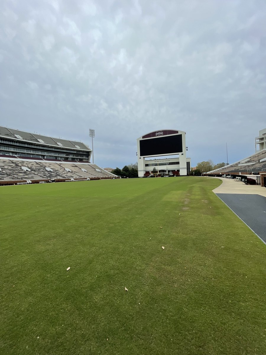 Had an awesome visit in stark Vegas!!🔥🔥<a href="/Coach_Leb/">Jeff Lebby</a> <a href="/CoachDancyVI/">Coach Vincent Dancy</a> <a href="/CoachCBell26/">Corey Bell</a>