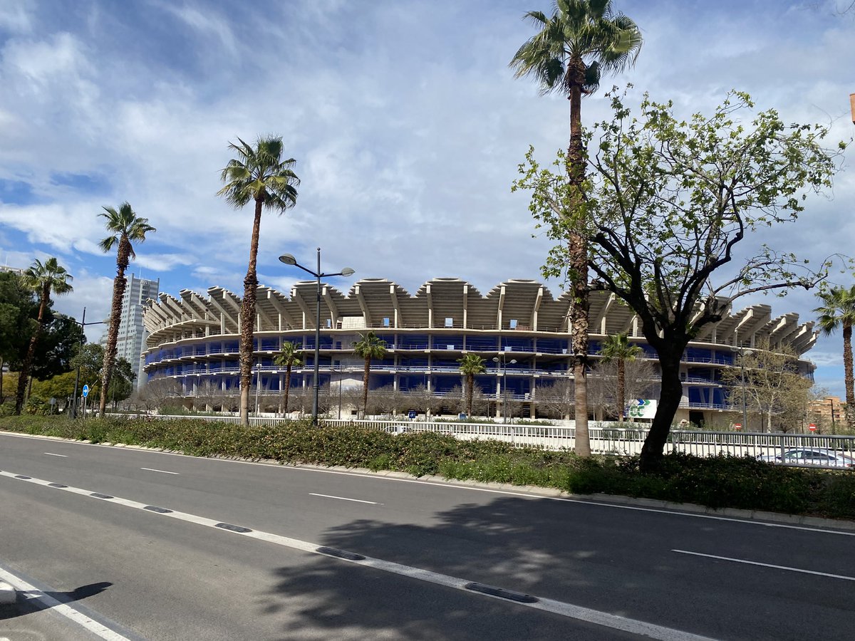 JeanPaulRison's tweet photo. Nou Mestalla. Het staat al bijna 20 jaar te wachten om afgemaakt te worden en het mooiste stadion van Spanje te vervangen. Wat mij betreft breken ze deze bouwplaats vandaag nog af. https://t.co/YTwqvkCEgI