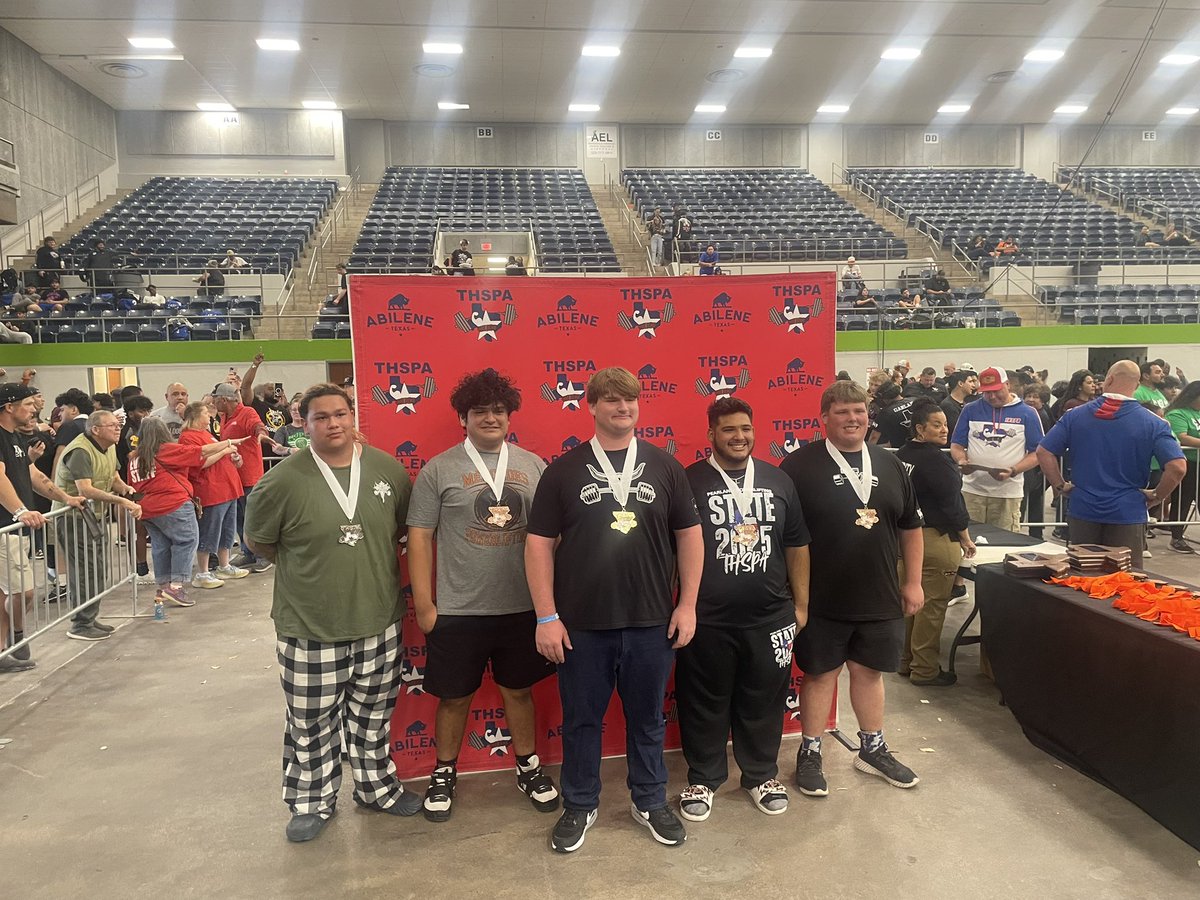 SFHS_Football_'s tweet image. Huge congratulations to Mason Murray for dominating the state powerlifting meet and bringing home 1st place overall in the 308 weight class! Not only did Mason take the top spot, but he also set a new meet record with an incredible total of 2,105 lbs (Bench:610 Squat:815 DL: 680)
