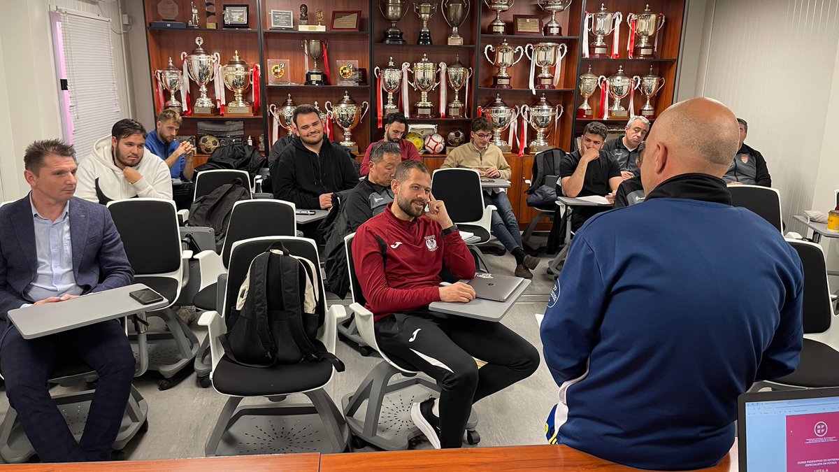 EntrenadoRffm's tweet photo. Los alumnos del curso UEFA 🅰️ de Cotorruelo 🏟️ reciben las enseñanzas del profesor de la Escuela de Entrenadores de la RFFM, @frangarr26. https://t.co/PyRFCTbzkH