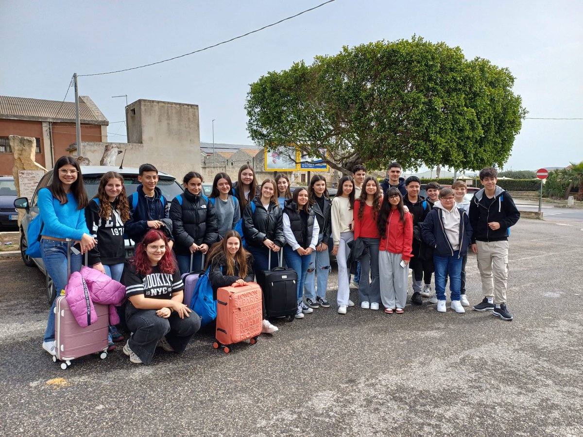 Escolaelcim's tweet photo. 🌍 Comencem la setmana Erasmus+ a Rosolini, Sicília. Hem fet dos tallers: un d'art i emocions, i l'altre sobre Europa 🇪🇺
@Escolaelcim #Terrassa @EscolesCoop
#ErasmusPlus
#etwinninig_europe
#ErasmusPlusES
#MiErasmusPlus
@sepie_gob https://t.co/JlwRGMsZ7d