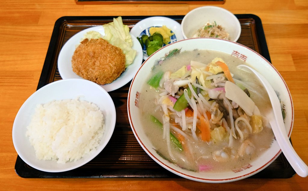 higuchi_to_Hi's tweet photo. 長浜一番　チャーシュー麺
ひろしま亭　なんもかんも焼(えびいか豚)
ラーメン政　あご塩とんこつラーメン
うまかもん亭　ちゃんぽんランチセット https://t.co/n9r98YjWxv