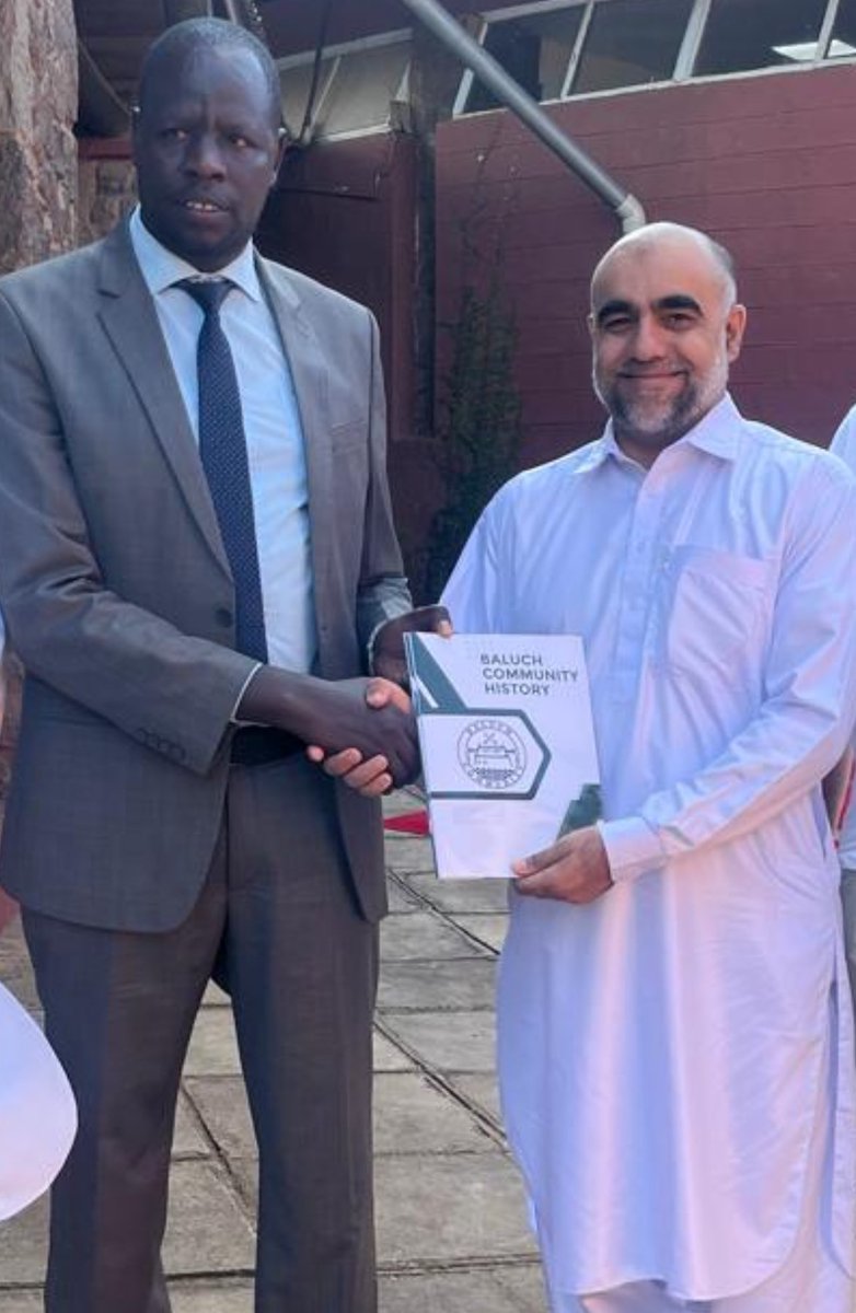 A photo from Mombasa, Kenya  🇰🇪📍

On the right is a Baloch man from the Balochi community in East Africa.

Balochi community in East Africa is a descendant of Balochs soldiers &amp; commanders in the Imperial Omani Army.

Balochi roots &amp; blood are evident in his features!