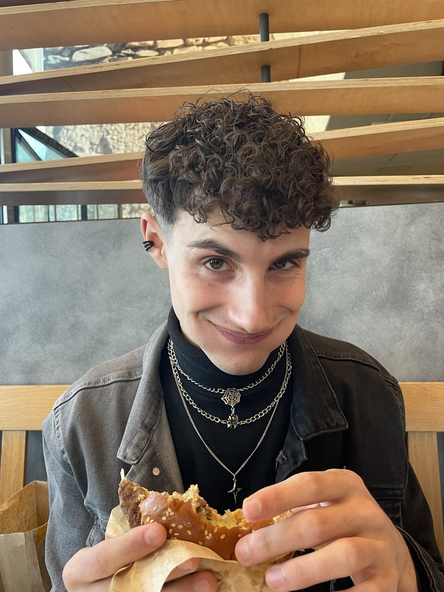 Це був дуже смачний бургер. 
p.s. Смачніше нього тільки boys✨