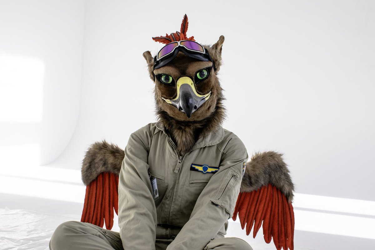 GryphonDark's tweet photo. #fursuit #gryphon
#Pilot https://t.co/9WSzP0REg9